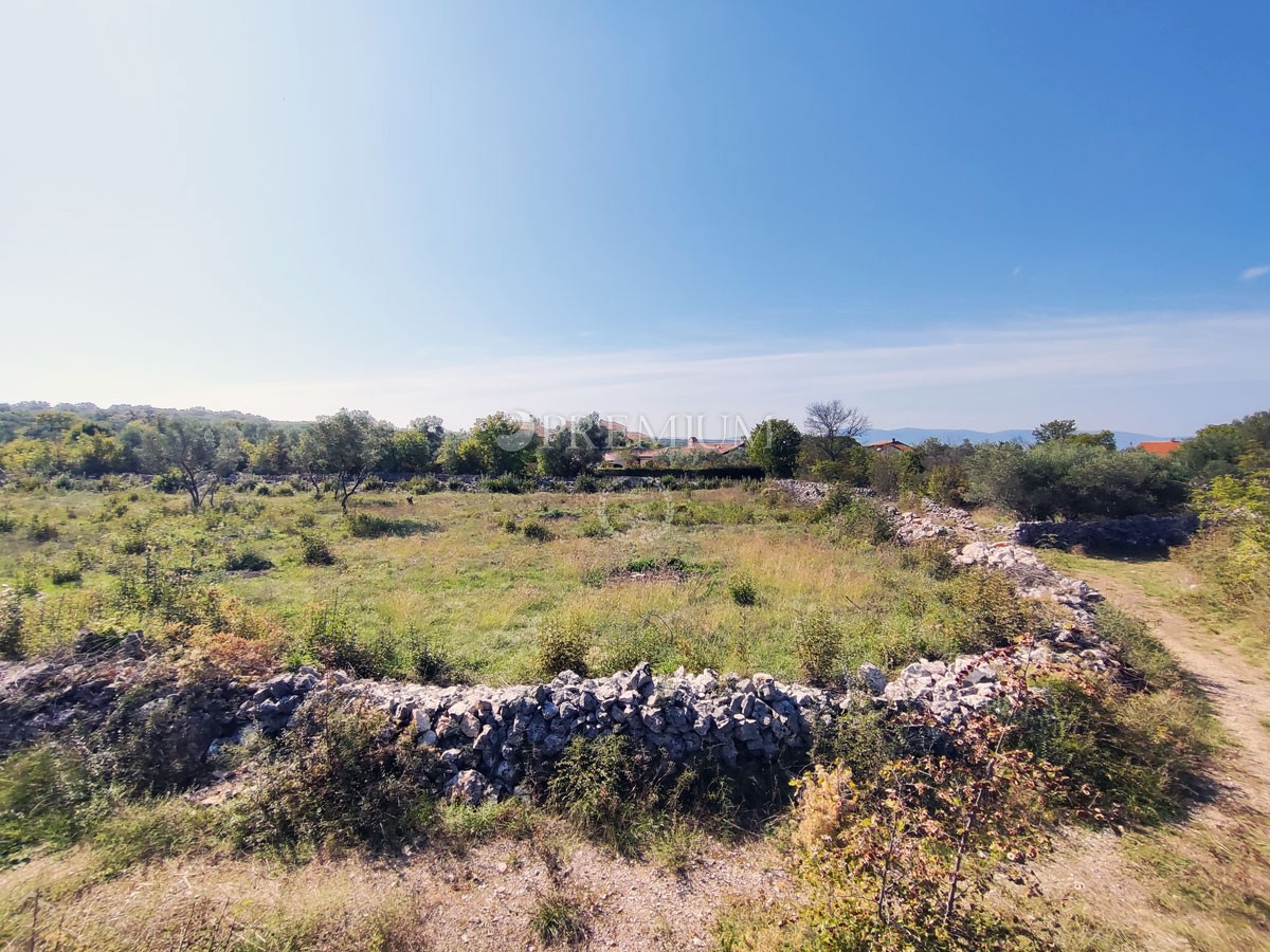 Malinska, terreno edificabile in vendita, 2500 m dal mare!