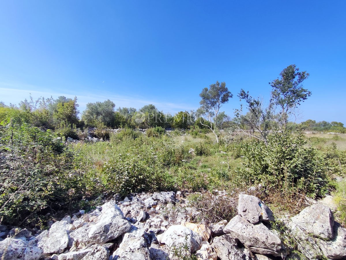 Malinska, terreno edificabile in vendita, 2500 m dal mare!