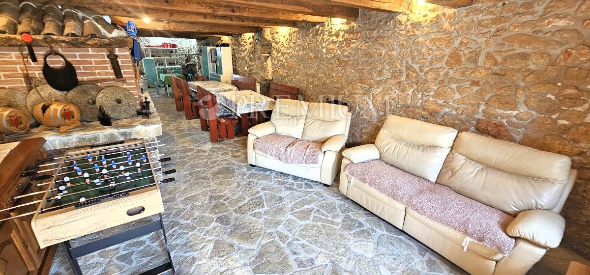 Dintorni di Šilo, casa in pietra ristrutturata con piscina!