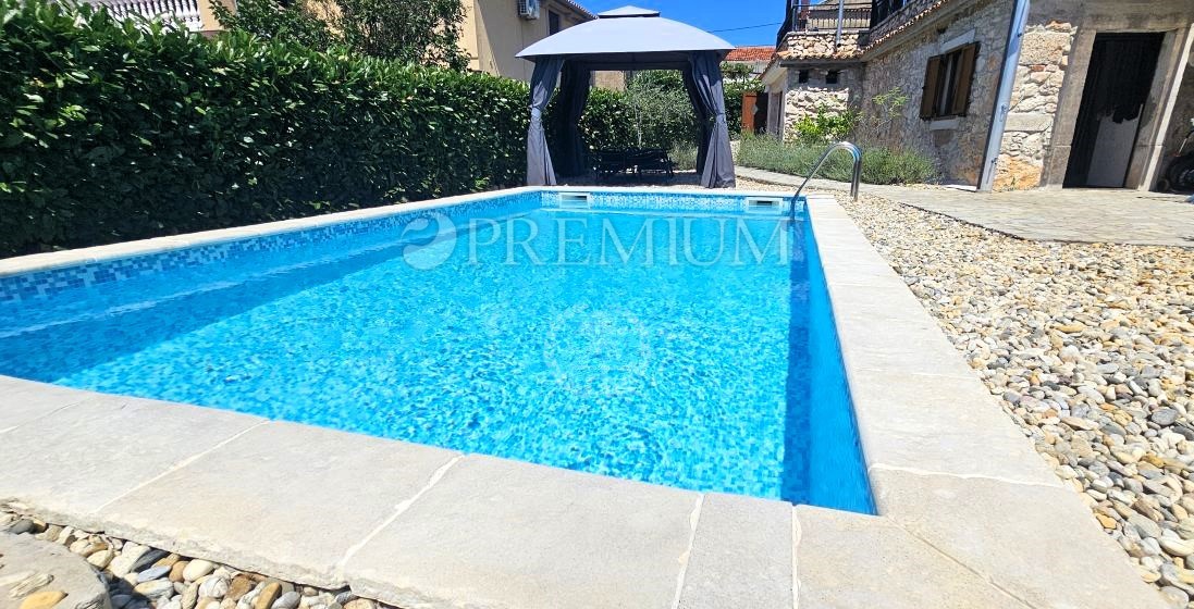 Dintorni di Šilo, casa in pietra ristrutturata con piscina!