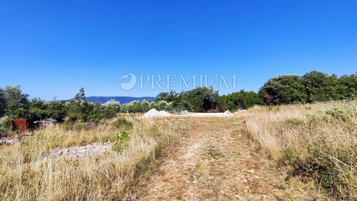 Krk, dintorni, terreno agricolo con vista mare!