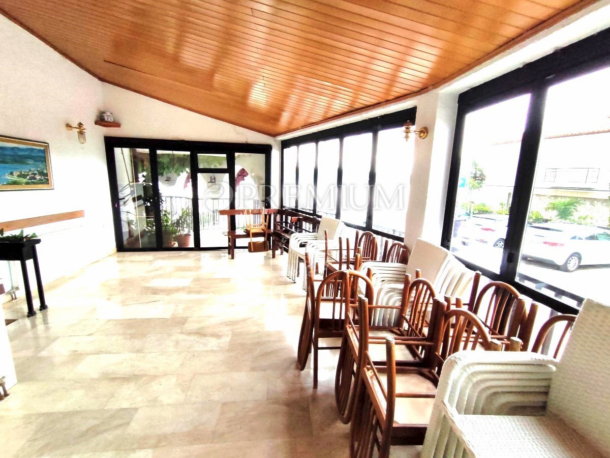 Krk, casa con ristorante e appartamento, prima fila al mare!