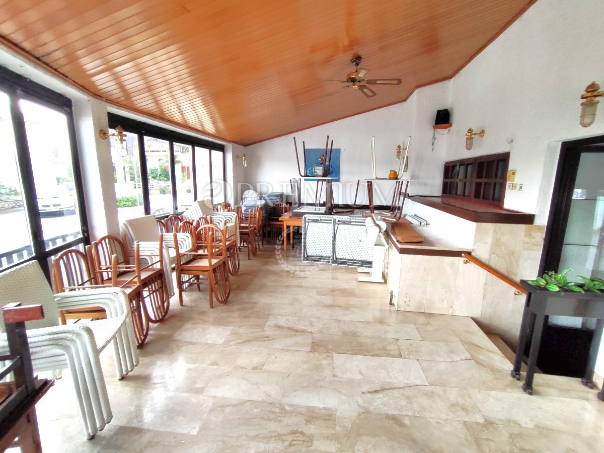 Krk, casa con ristorante e appartamento, prima fila al mare!
