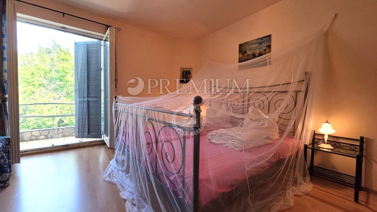 Isola di Krk, casa in pietra in zona molto tranquilla