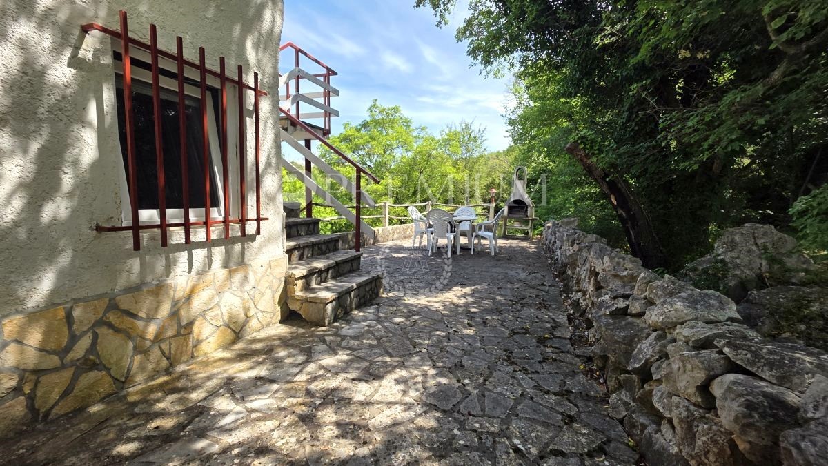 Isola di Krk, casa in pietra in zona molto tranquilla