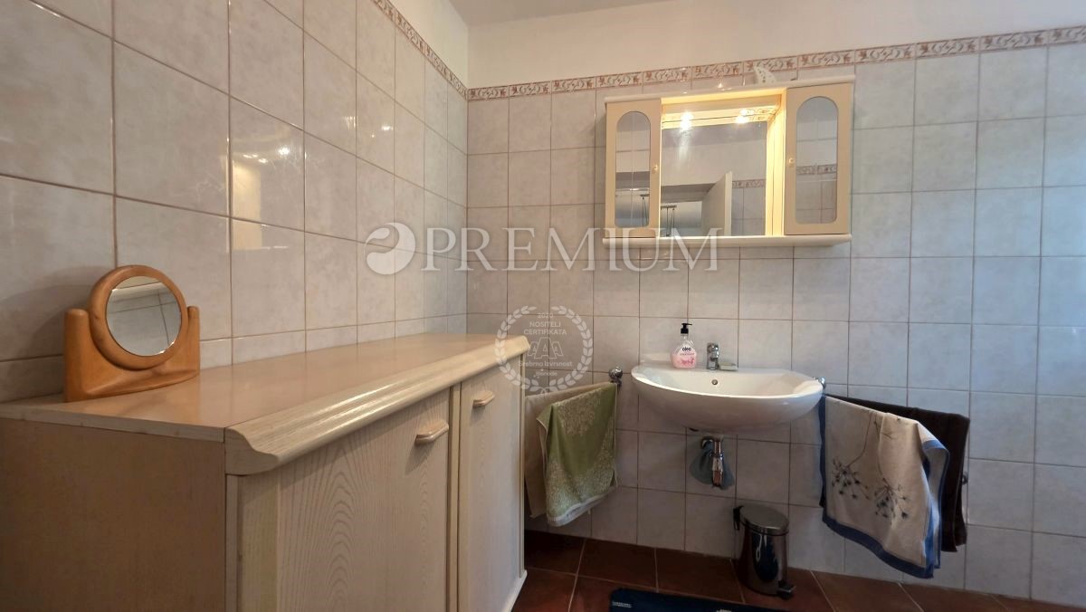 Isola di Krk, casa in pietra in zona molto tranquilla