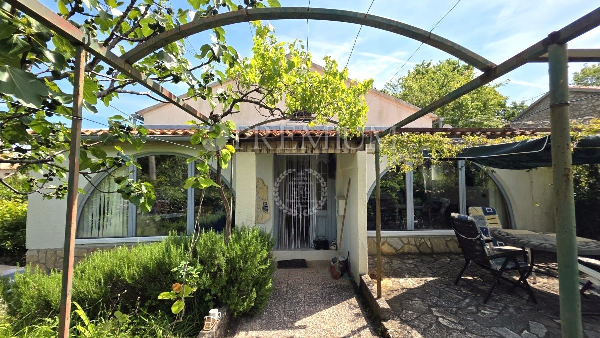 Isola di Krk, casa in pietra in zona molto tranquilla