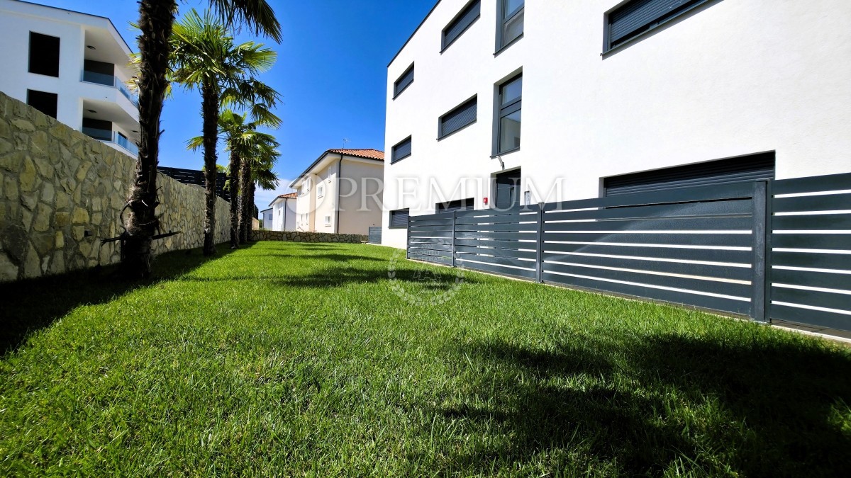 Malinska, nuovo appartamento di lusso con piscina e giardino 