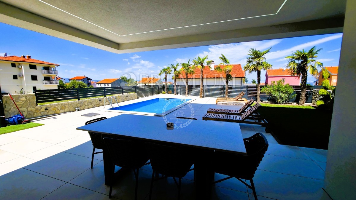 Malinska, nuovo appartamento di lusso con piscina e giardino 