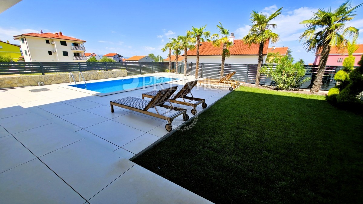 Malinska, nuovo appartamento di lusso con piscina e giardino 