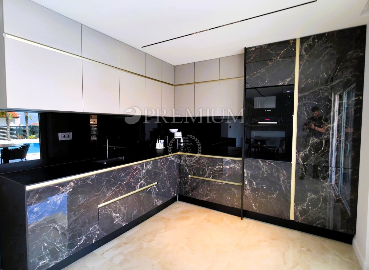 Malinska, nuovo appartamento di lusso con piscina e giardino 