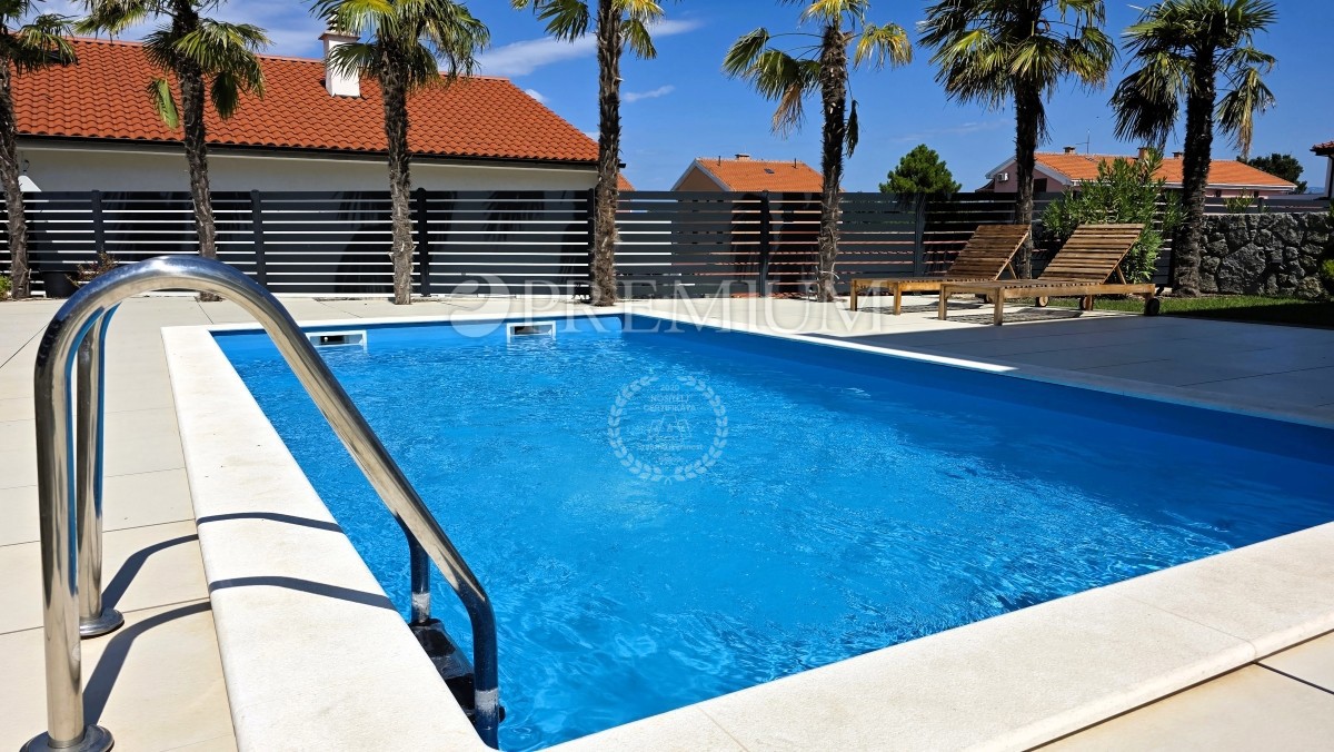 Malinska, nuovo appartamento di lusso con piscina e giardino 