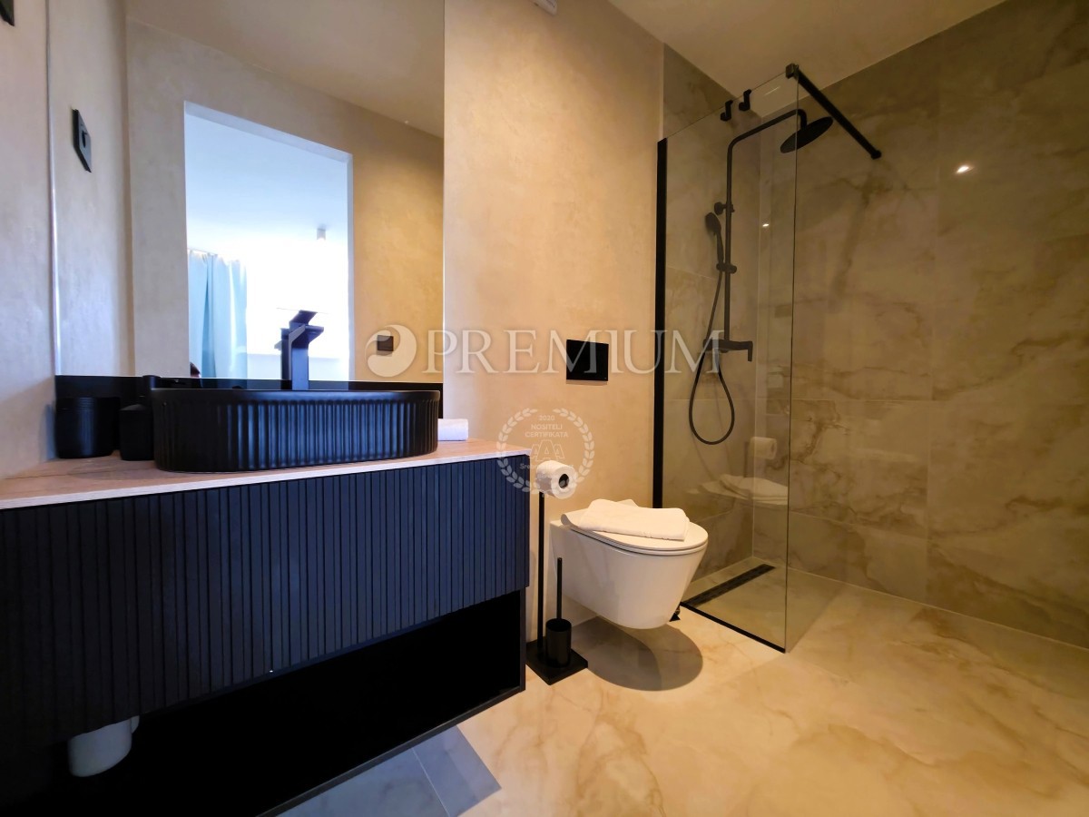 Malinska, nuovo appartamento di lusso con piscina e giardino 