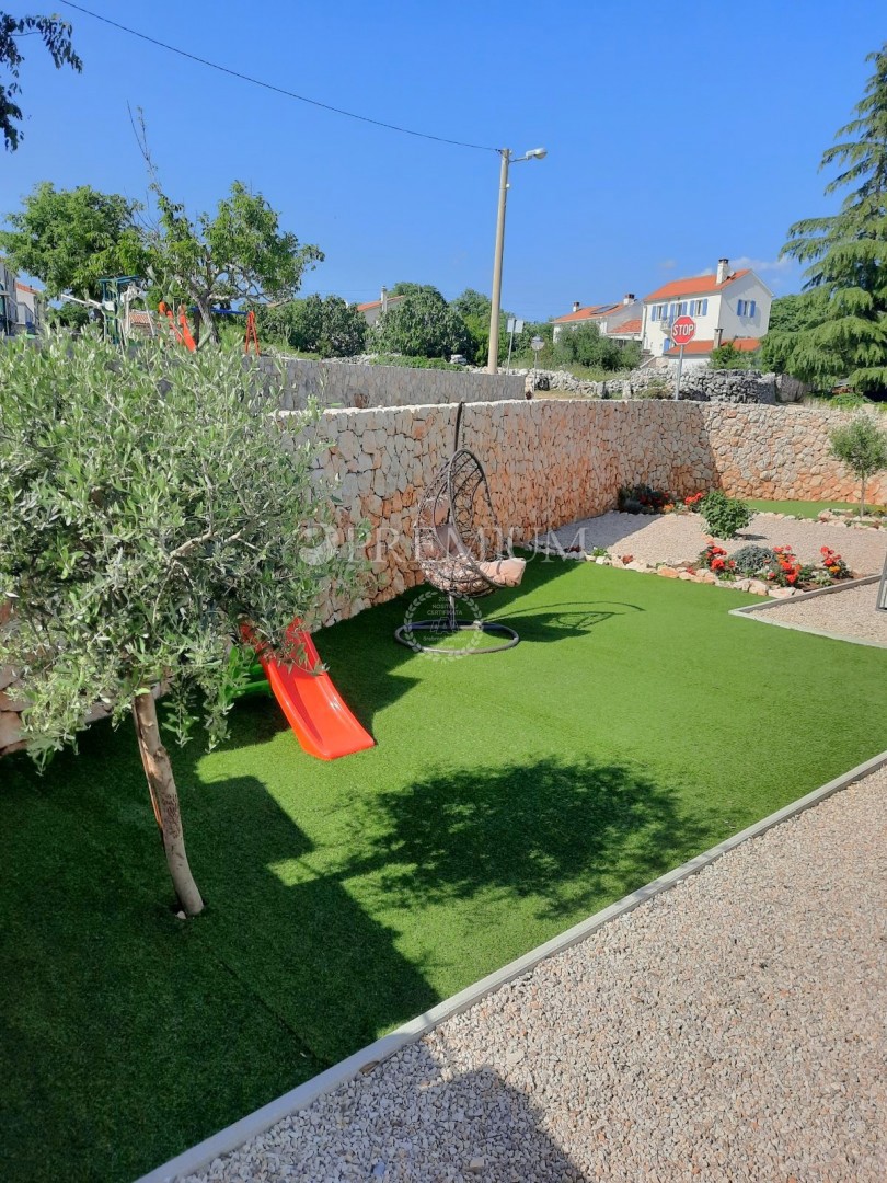 Zona Vrbnik, casa indipendente con piscina!