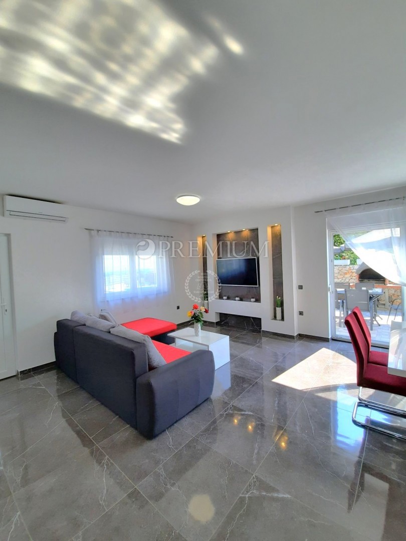 Zona Vrbnik, casa indipendente con piscina!