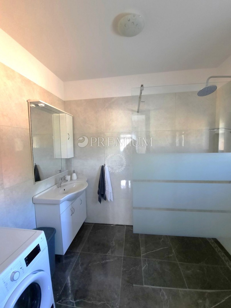 Zona Vrbnik, casa indipendente con piscina!