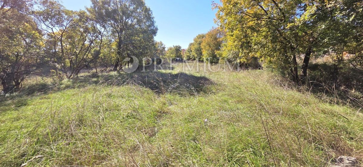 Zona di Vrbnik, terreno edificabile in vendita – ottima opportunità per investitori!