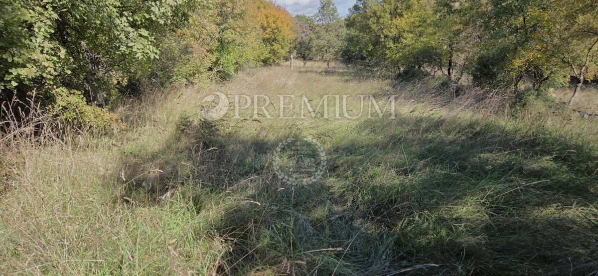 Zona di Vrbnik, terreno edificabile in vendita – ottima opportunità per investitori!