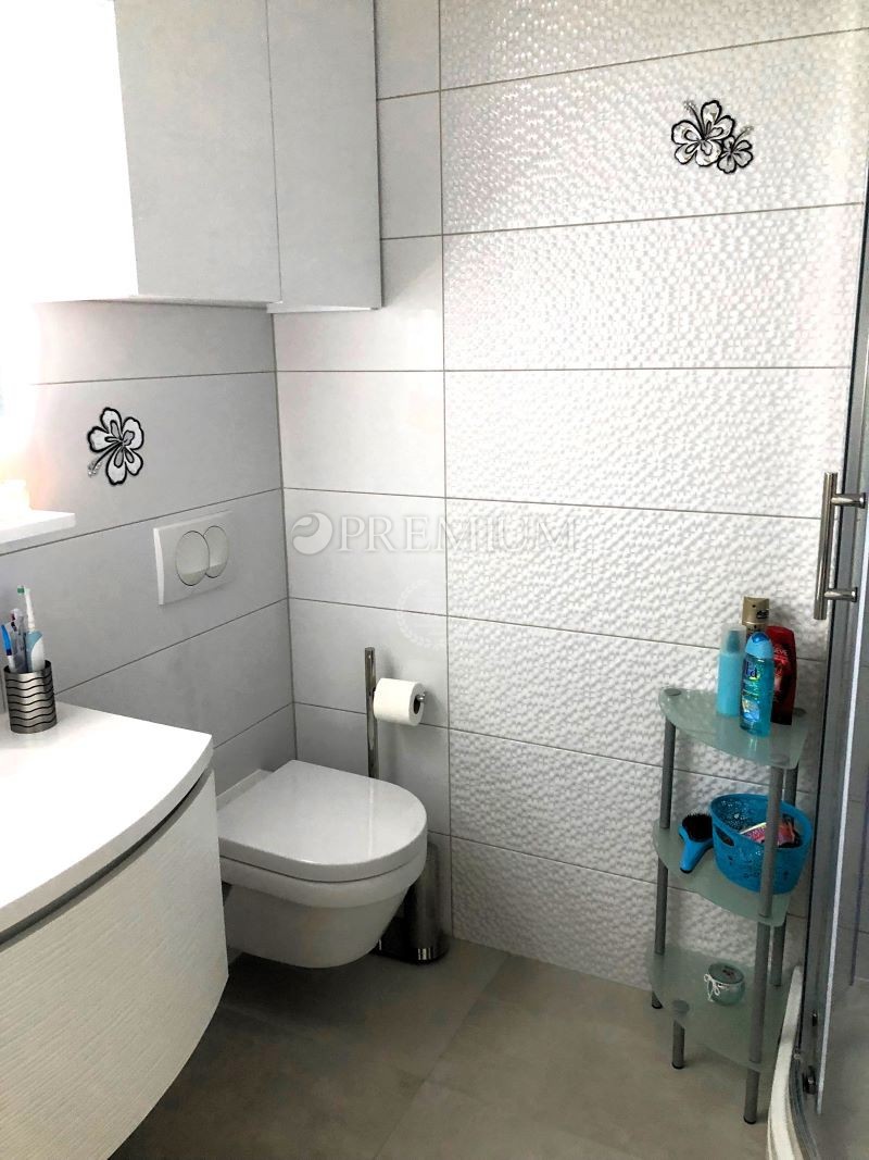 Malinska – appartamento con due unità e giardino, al mare!