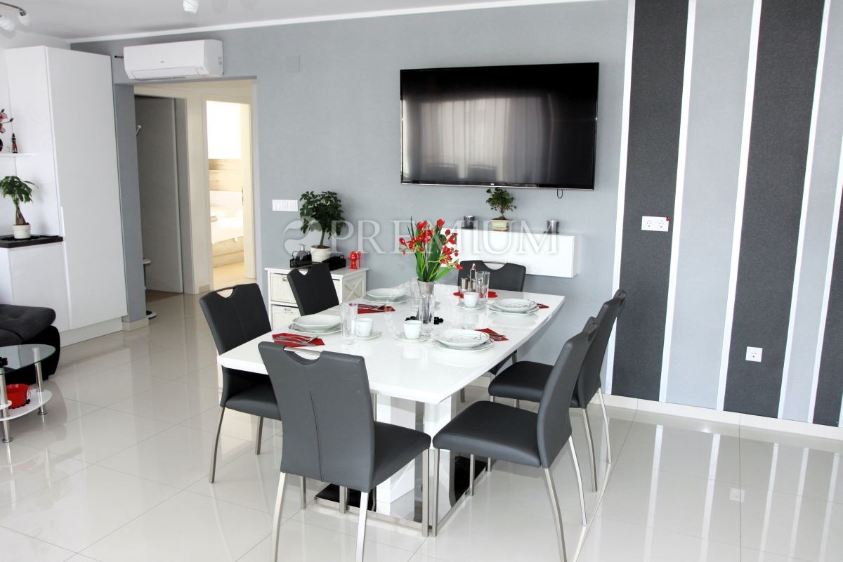 Malinska – appartamento con due unità e giardino, al mare!