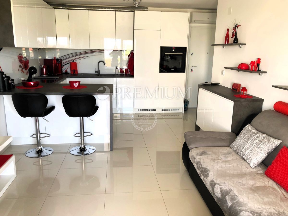 Malinska – appartamento con due unità e giardino, al mare!