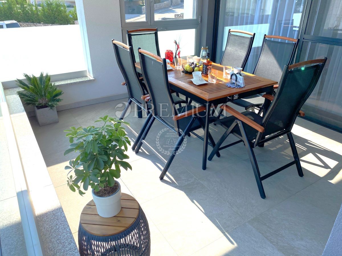 Malinska – appartamento con due unità e giardino, al mare!