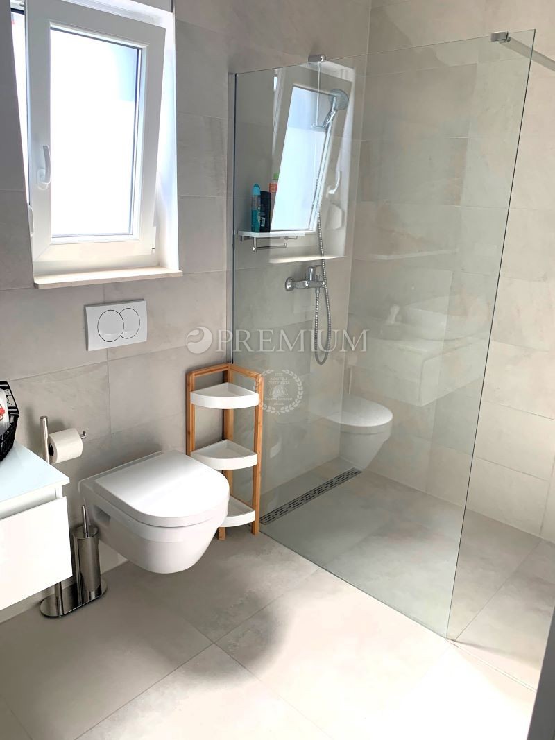 Malinska – appartamento con due unità e giardino, al mare!