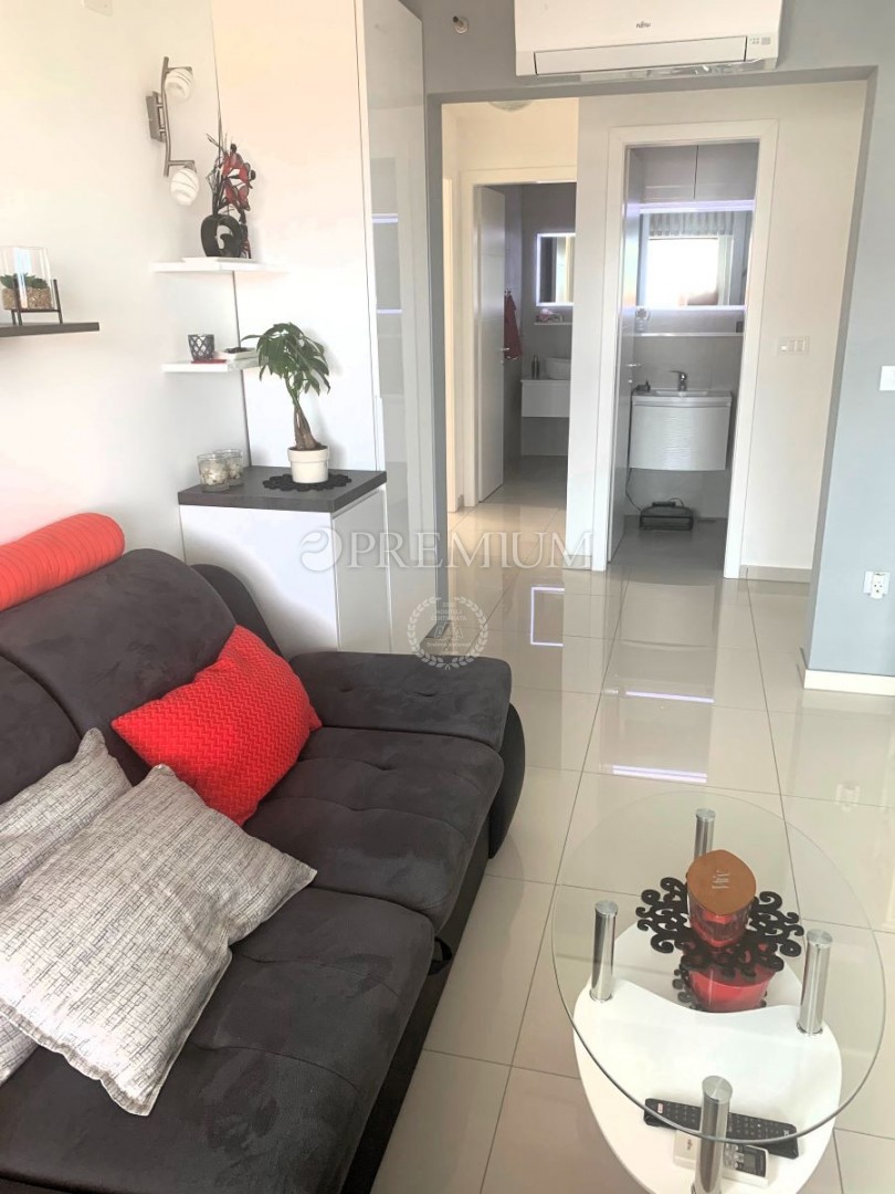 Malinska – appartamento con due unità e giardino, al mare!