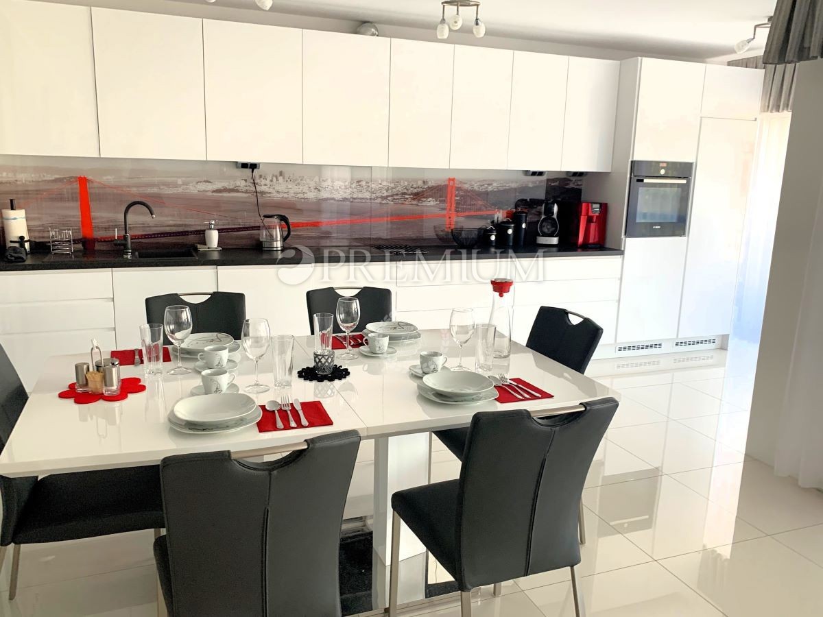 Malinska – appartamento con due unità e giardino, al mare!