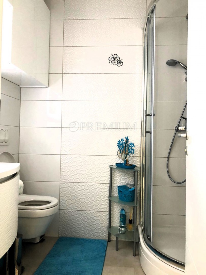 Malinska – appartamento con due unità e giardino, al mare!