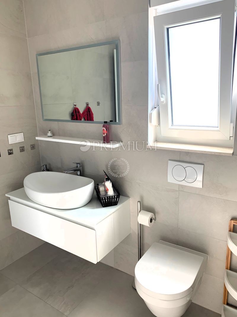 Malinska – appartamento con due unità e giardino, al mare!