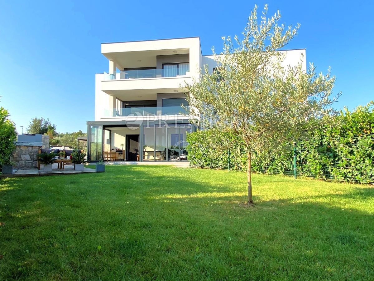 Malinska – appartamento con due unità e giardino, al mare!