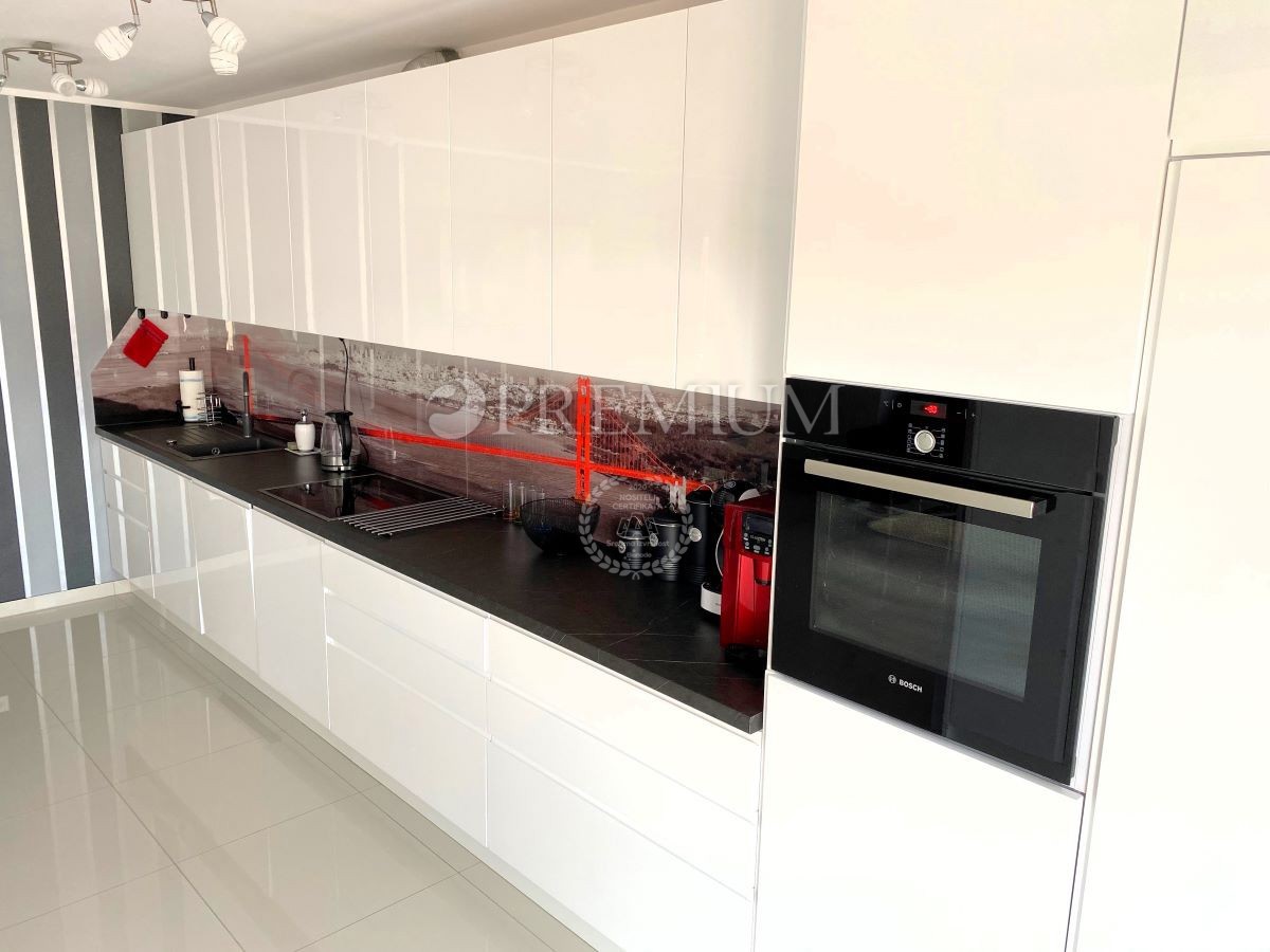 Malinska – appartamento con due unità e giardino, al mare!