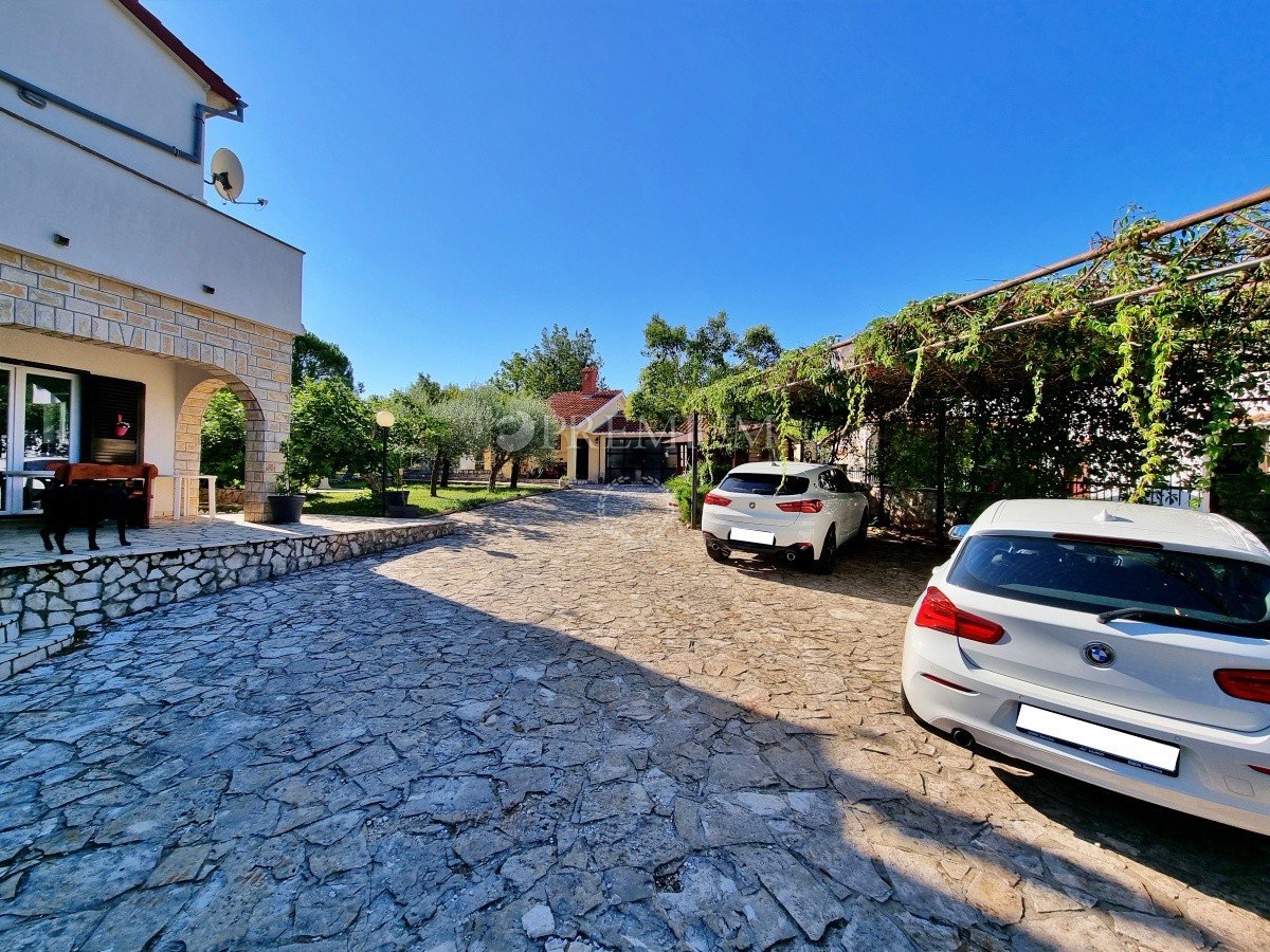 Dintorni di Malinska, casa indipendente con ampio giardino!