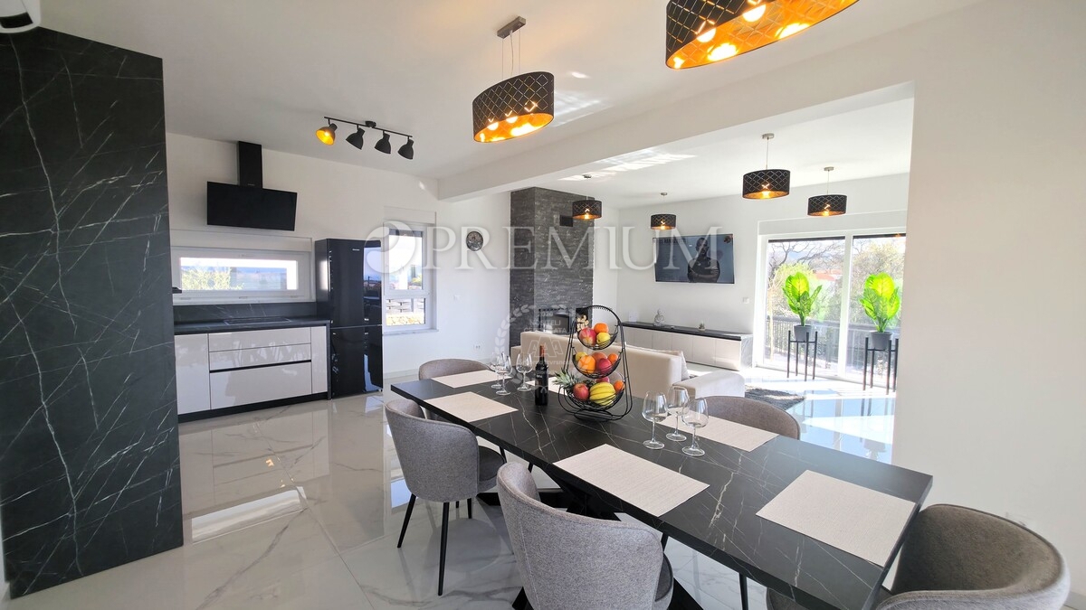 Krk, dintorni, edificio nuovo e moderno con vista panoramica sul mare!