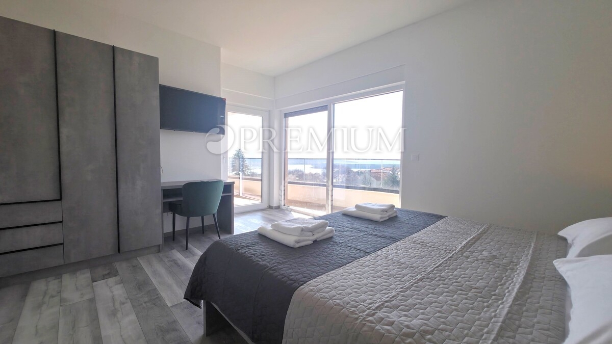 Krk, dintorni, edificio nuovo e moderno con vista panoramica sul mare!