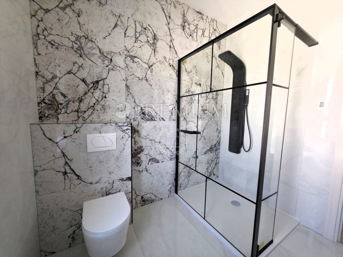 Krk, dintorni, edificio nuovo e moderno con vista panoramica sul mare!