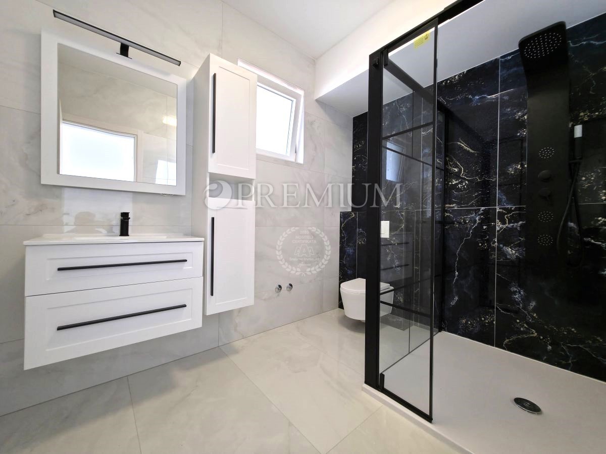 Krk, dintorni, edificio nuovo e moderno con vista panoramica sul mare!