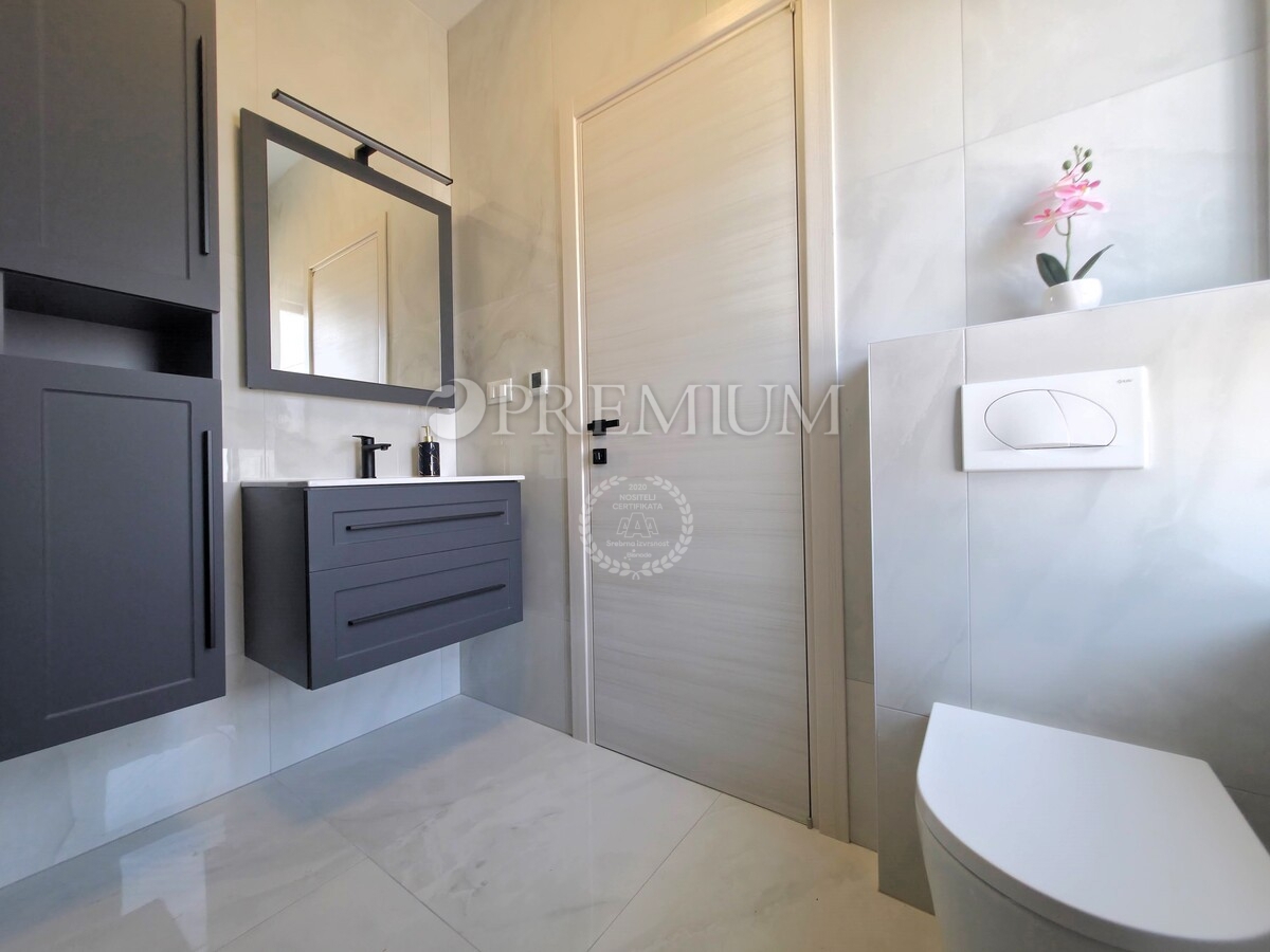 Krk, dintorni, edificio nuovo e moderno con vista panoramica sul mare!