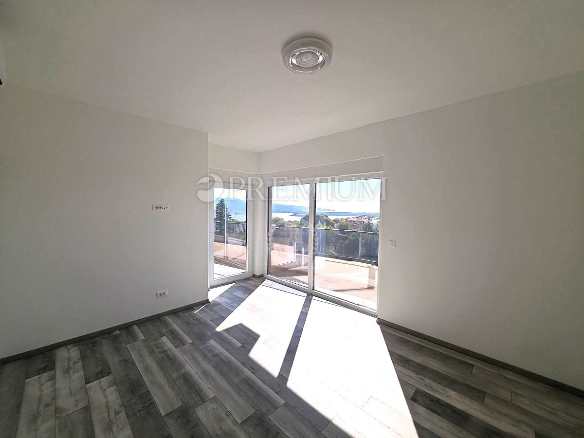 Krk, dintorni, edificio nuovo e moderno con vista panoramica sul mare!