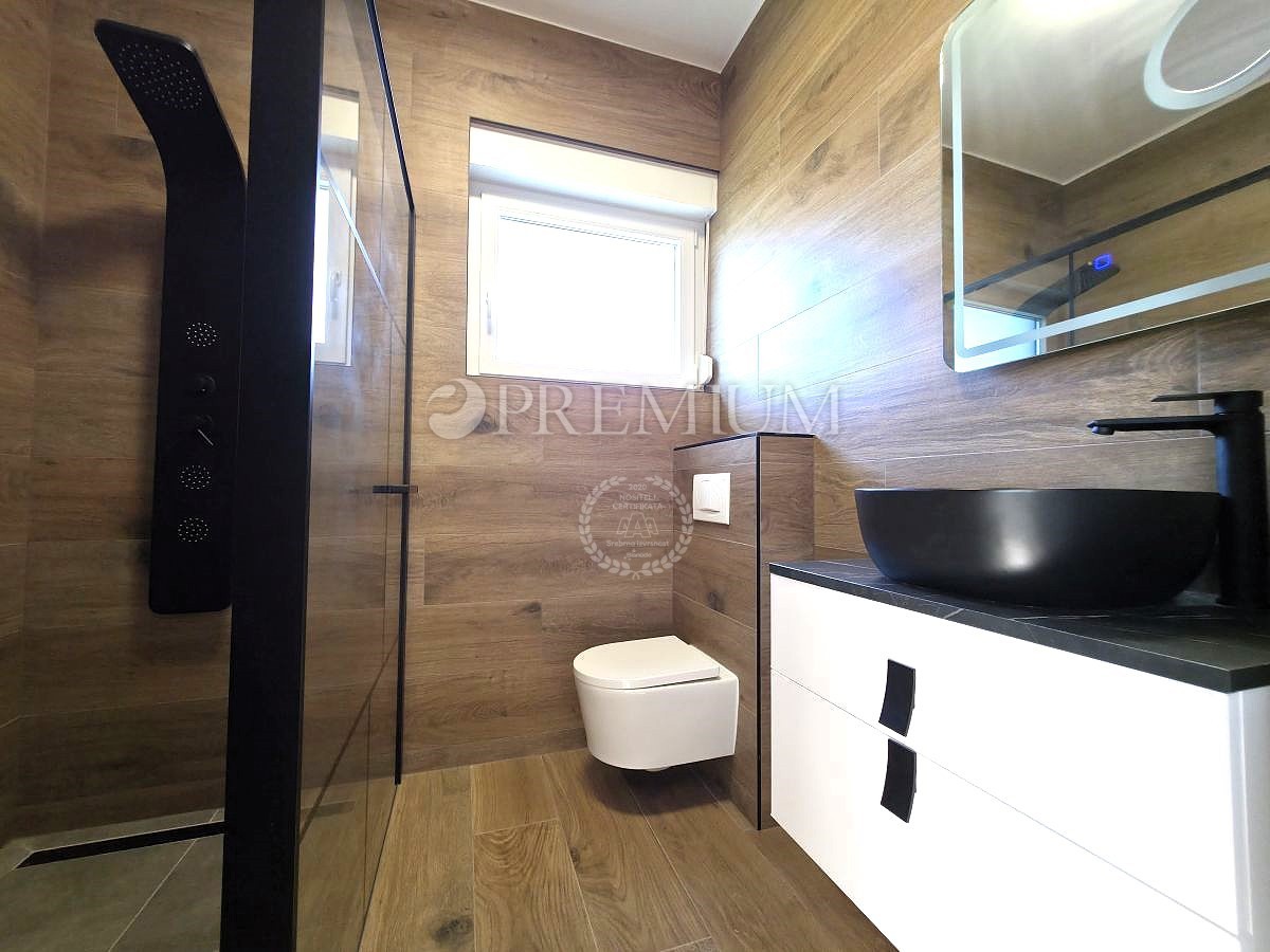 Krk, dintorni, edificio nuovo e moderno con vista panoramica sul mare!