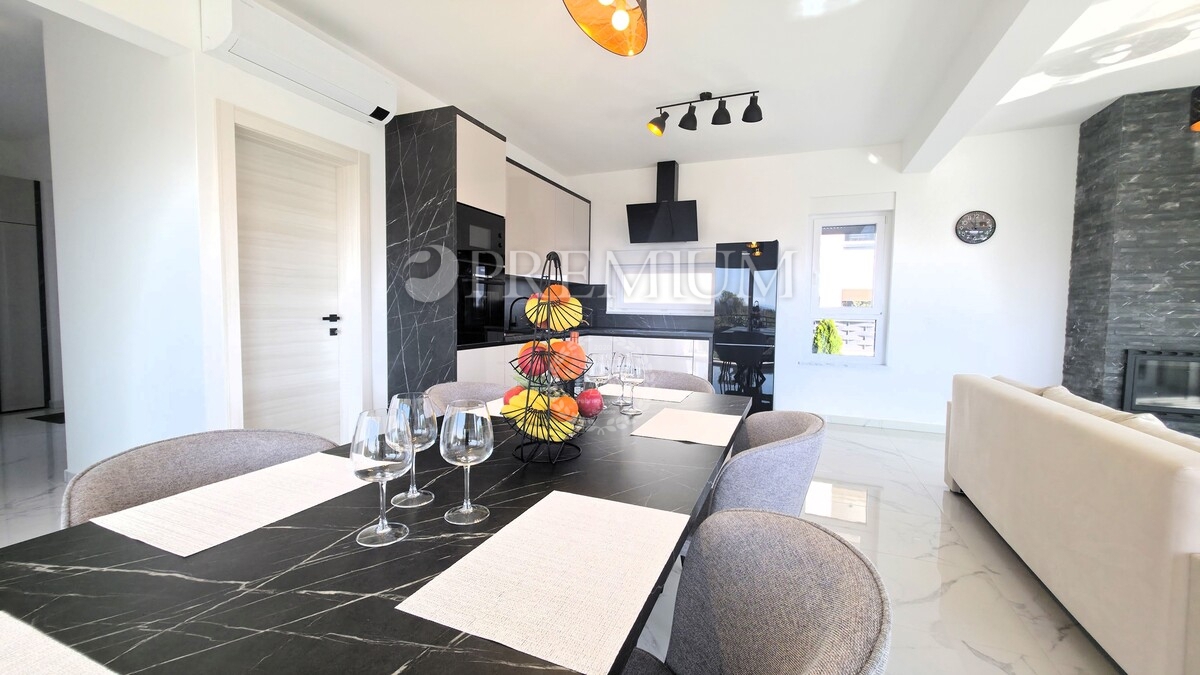 Krk, dintorni, edificio nuovo e moderno con vista panoramica sul mare!