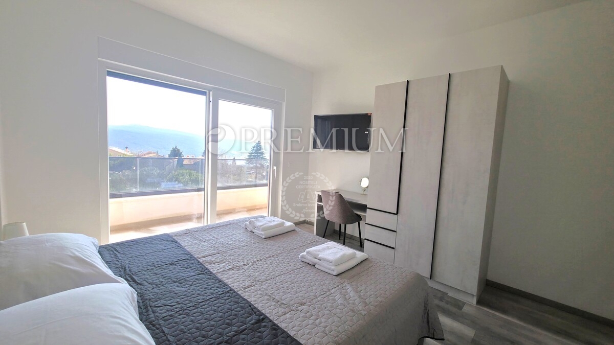 Krk, dintorni, edificio nuovo e moderno con vista panoramica sul mare!