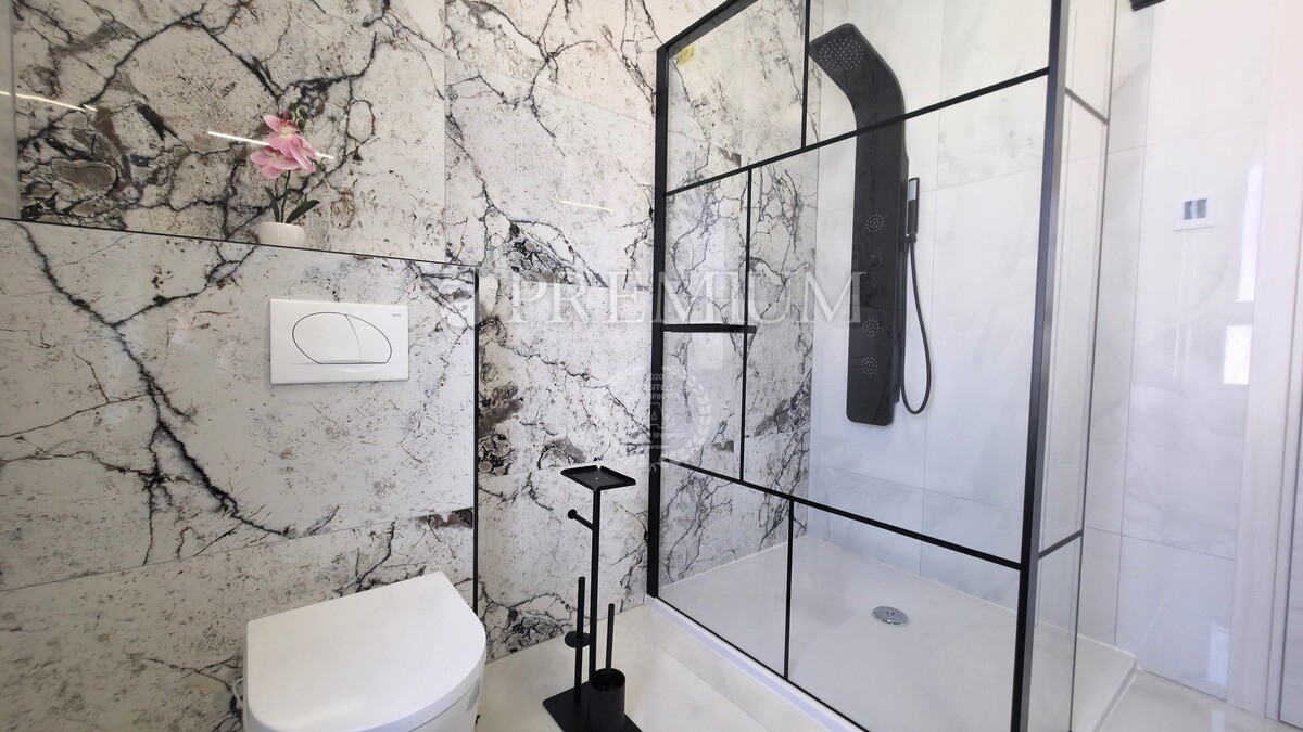 Krk, dintorni, edificio nuovo e moderno con vista panoramica sul mare!