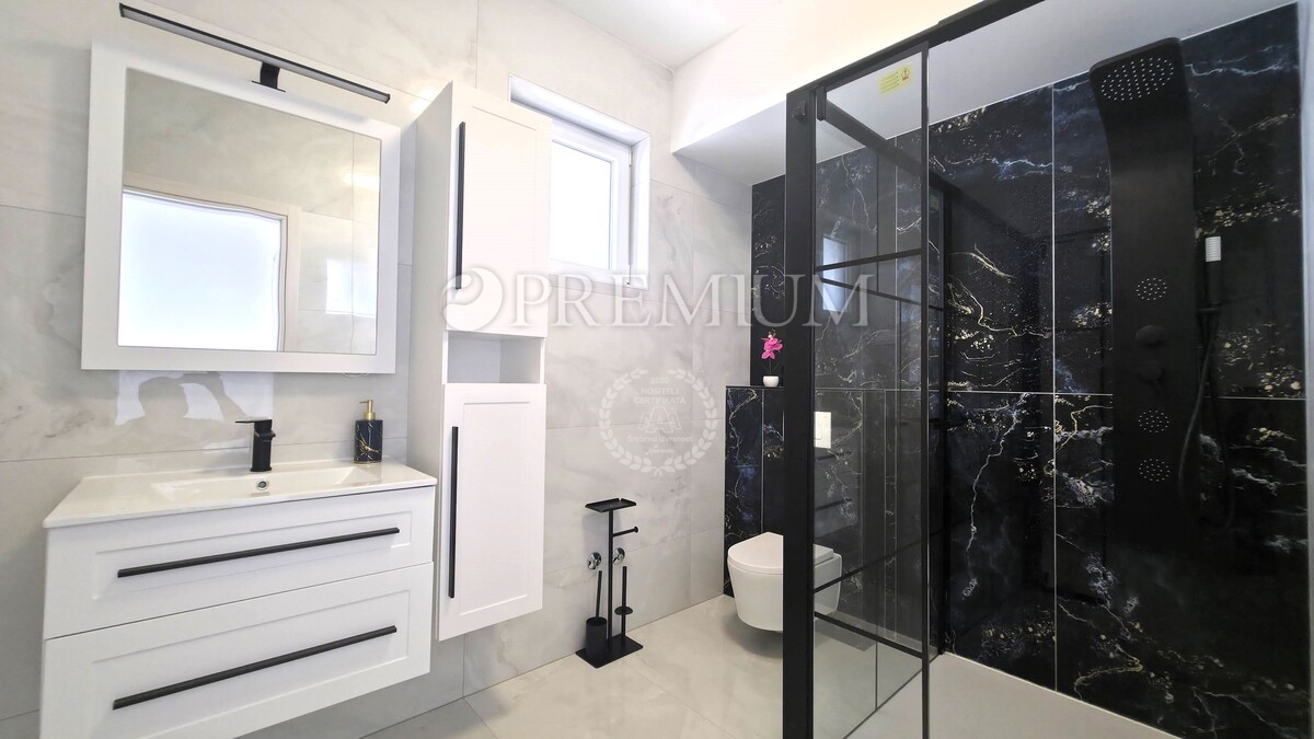 Krk, dintorni, edificio nuovo e moderno con vista panoramica sul mare!