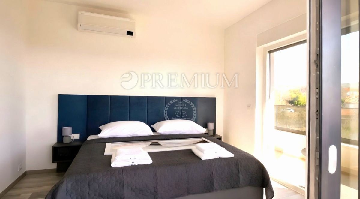 Krk, dintorni, edificio nuovo e moderno con vista panoramica sul mare!