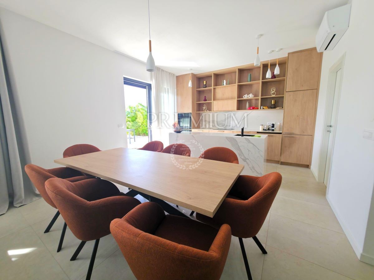 Krk, dintorni, imponente nuovo edificio con vista panoramica sul mare!