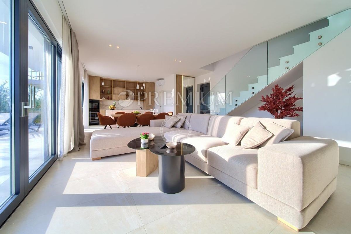 Krk, dintorni, imponente nuovo edificio con vista panoramica sul mare!