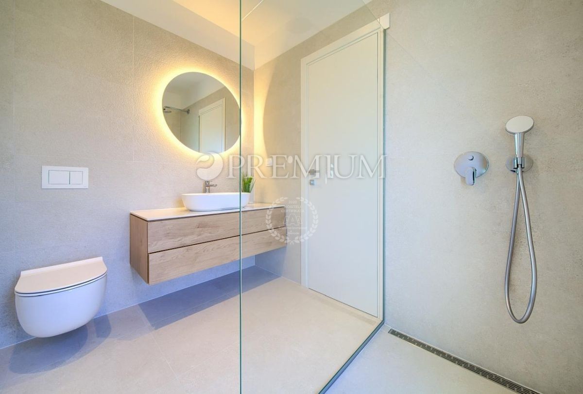 Krk, dintorni, imponente nuovo edificio con vista panoramica sul mare!