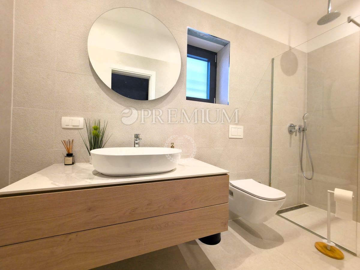 Krk, dintorni, imponente nuovo edificio con vista panoramica sul mare!